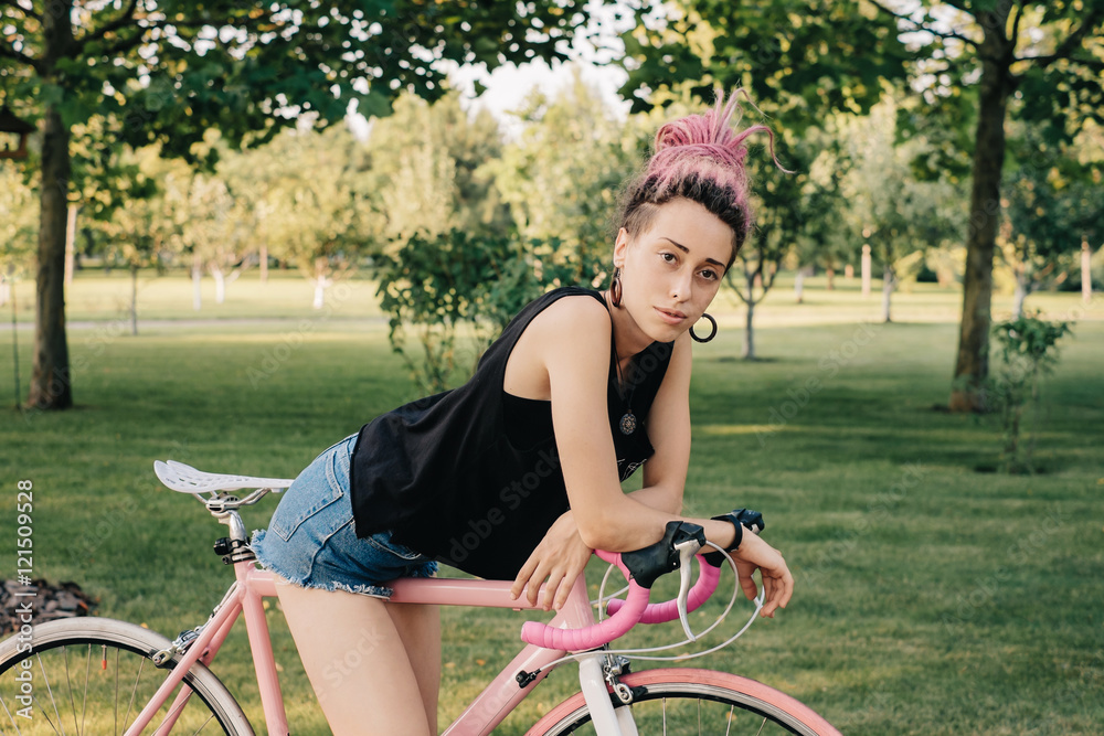 Obraz premium Woman dreaming of adventures on the bicycle