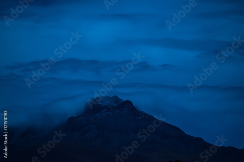 Volcán noctuno con nubes © Fabricio