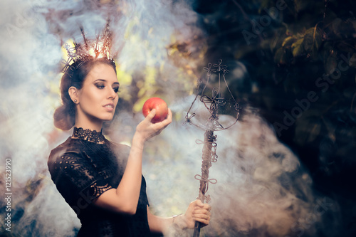 Schilderij op canvas Evil Queen with Poisoned  Apple in Misty Forest
