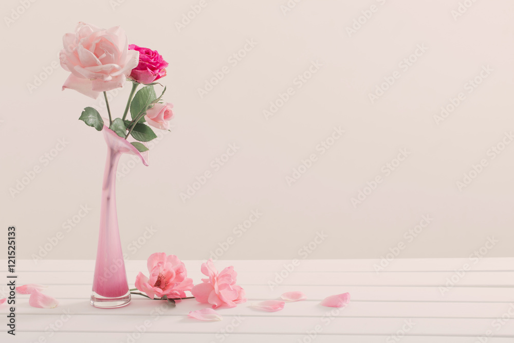 Fototapeta premium Pink roses in vase on white background