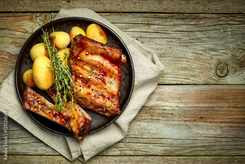 Fotografia grilled pork ribs and potatoes