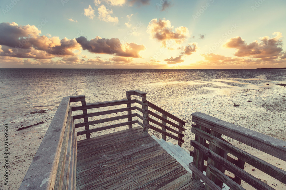 Obraz premium Boardwalk on the beach