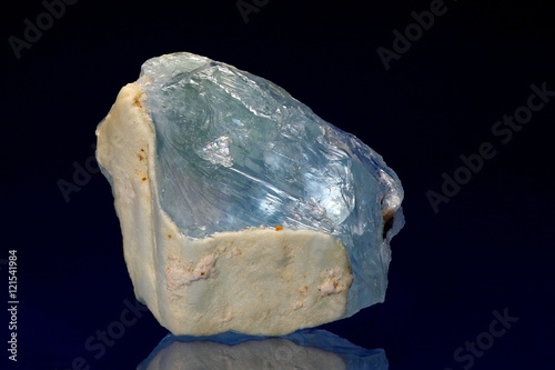 Fotografie Gem quality crystal of blue topaz