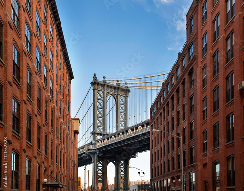 Fototapeta Naklejka Na Ścianę i Meble -  Manhattan Bridge from an alley in Brooklyn, New York