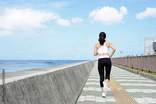 Fototapeta Naklejka Na Ścianę i Meble -  ジョギングを楽しむ女性