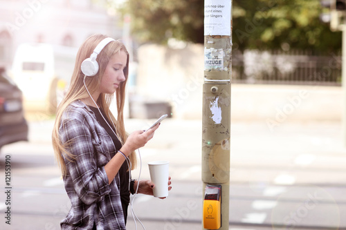 Obraz na płótnie Teenager mit Handy und Kopfhörer im Verkehr