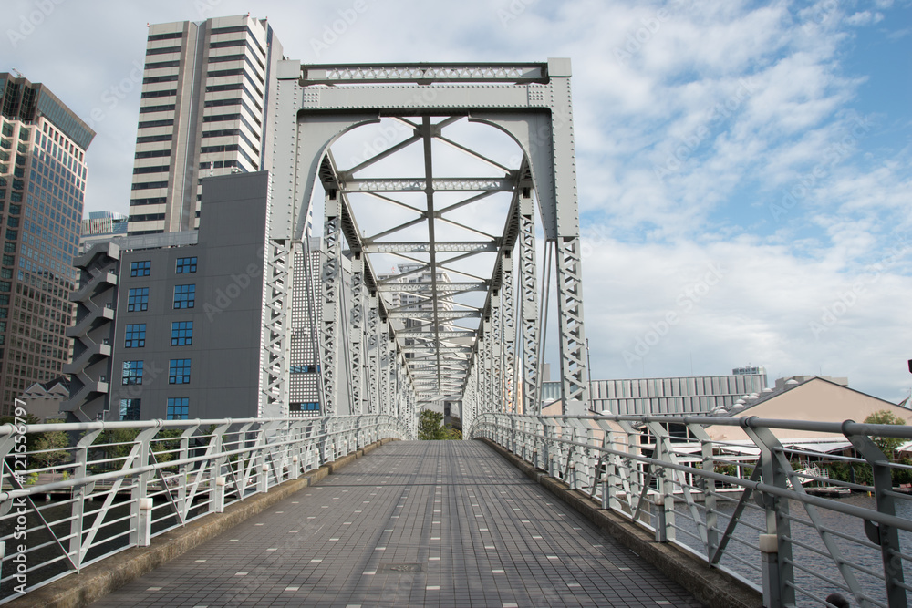 運河をまたぐ鉄橋