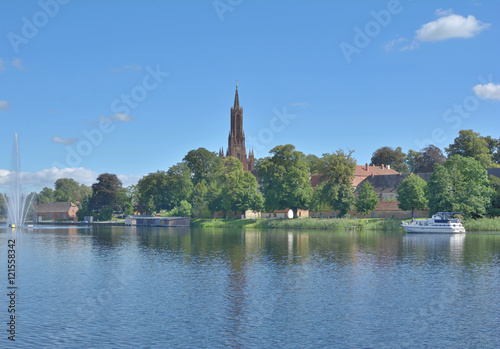 Blick auf das Kloster der Inselstadt Malchow in der Mecklenburgischen Seenplatte,Mecklenburg-Vorpommern,Deutschland © travelpeter