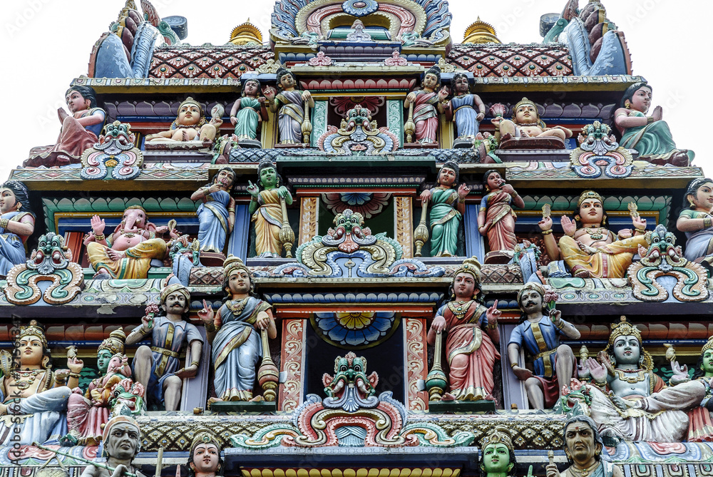 Fototapeta premium rzeźby bogów i bogiń w gopurze wejścia do świątyni Świątynia Sri Mariamman w Singapurze