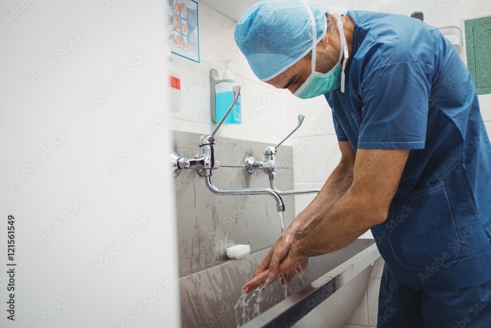 Male surgeon washing his hands Male surgeon washing his hands