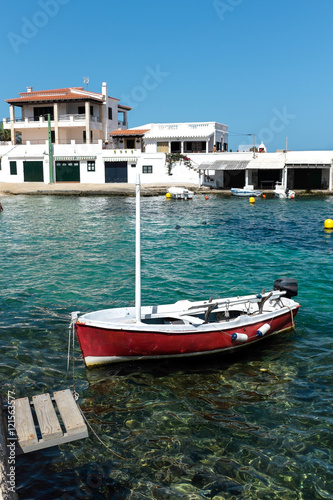 Pequeña playa y barco en la isla de Menorca