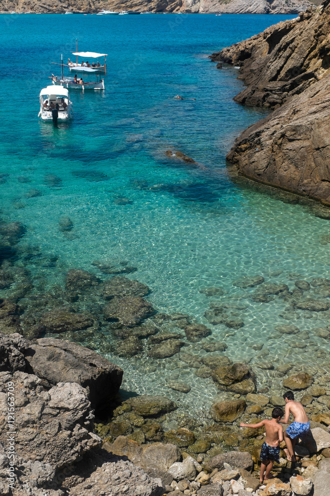 Pequeña playa con barcos en la isla de Menorca
