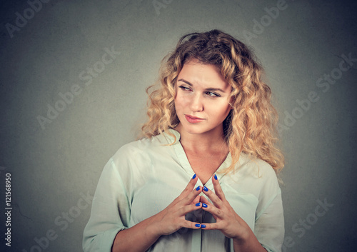 Foto sneaky, sly, scheming young woman plotting something