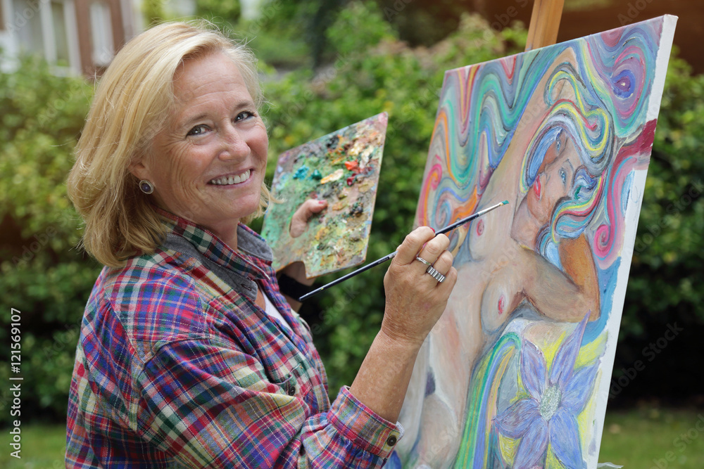 femme senior artiste peintre peignant peinture à l'huile en extérieur Stock  Photo | Adobe Stock