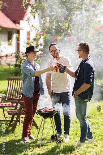 Canvas Print friends drinking beer at summer barbecue party