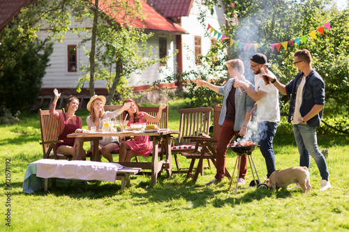 Canvas Print friends drinking beer at summer barbecue party