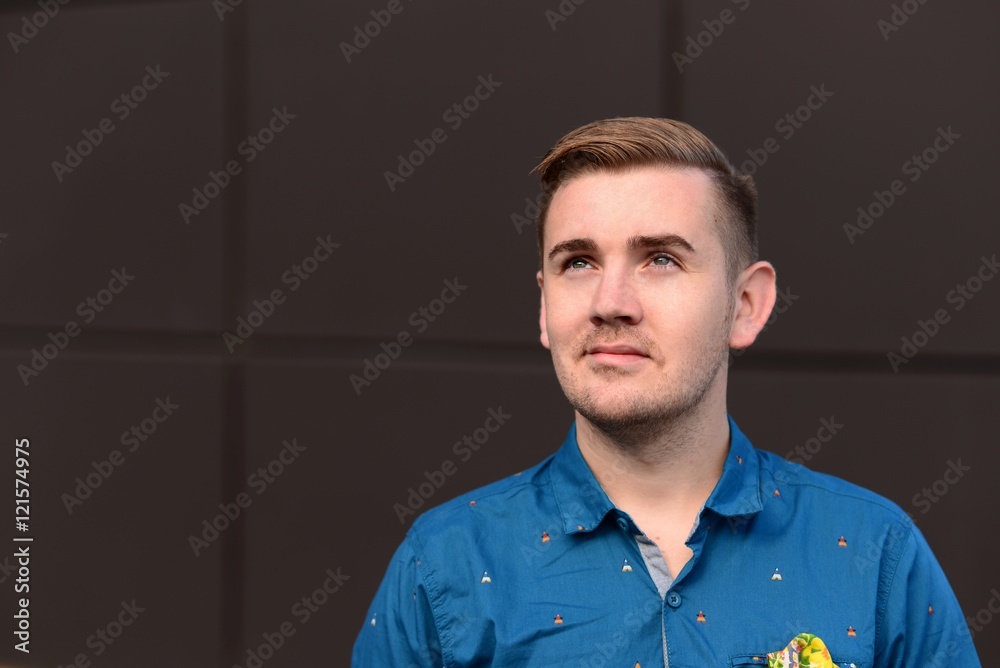 Obraz premium Man looking up