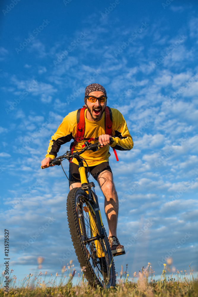 Naklejka premium Man in helmet and glasses stay on the bicycle
