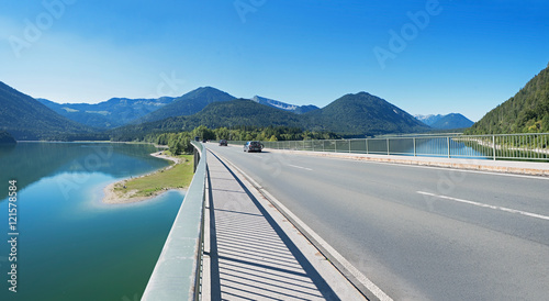 Brücke über den Sylvensteinsee mit Autos