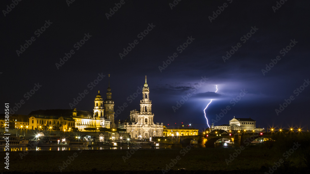 Dresden bei Nacht mit Gewitterstimmung