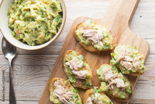 Bread with guacamole and tuna