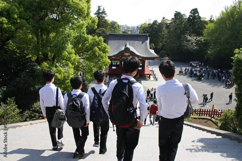 Fototapeta premium Sur le chemin de l'école à Kamakura, Japon