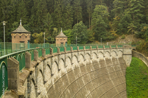 Staumauer der Sengbachtalsperre