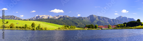 Panorama Landschaft in Bayern mit Forggensee und Ammergauer Berge im Allgäu