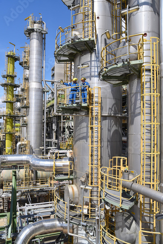 Raffinerie: Herstellung von Benzin - Arbeiter in der Anlage // Refinery: production of gasoline - workers in the plant