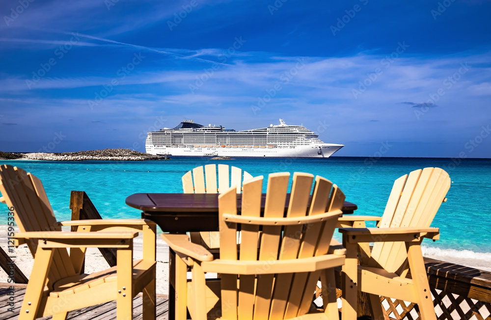 Fototapeta premium Cruise ship and cafe