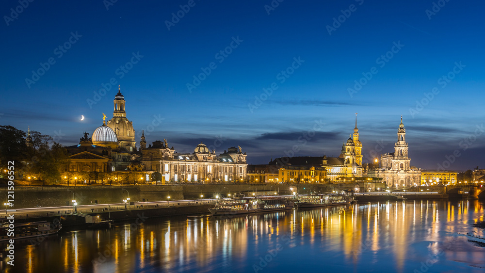 Dresden nachts Skyline Mondaufgang Dresden nachts Skyline Mondaufgang