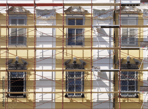 Renovierung - Neuer Anstrich lässt Hausfassade wieder glänzen