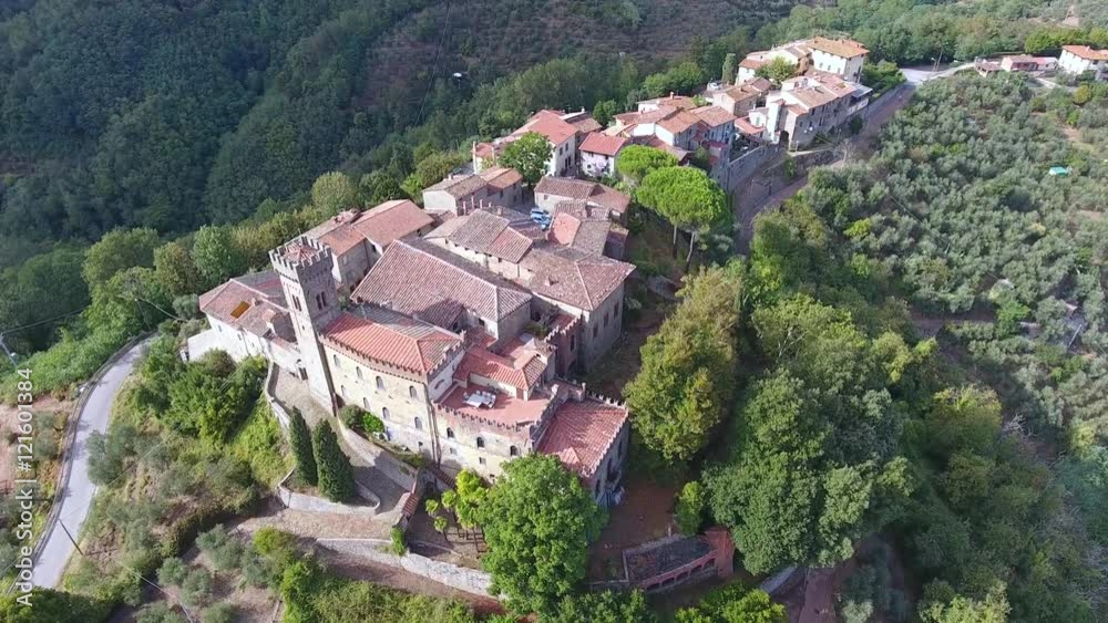 Il video aereo sopra un bellissimo paesino antico toscano situato sulle colline, fatto con drone Il video aereo sopra un bellissimo paesino antico toscano situato sulle colline, fatto con drone