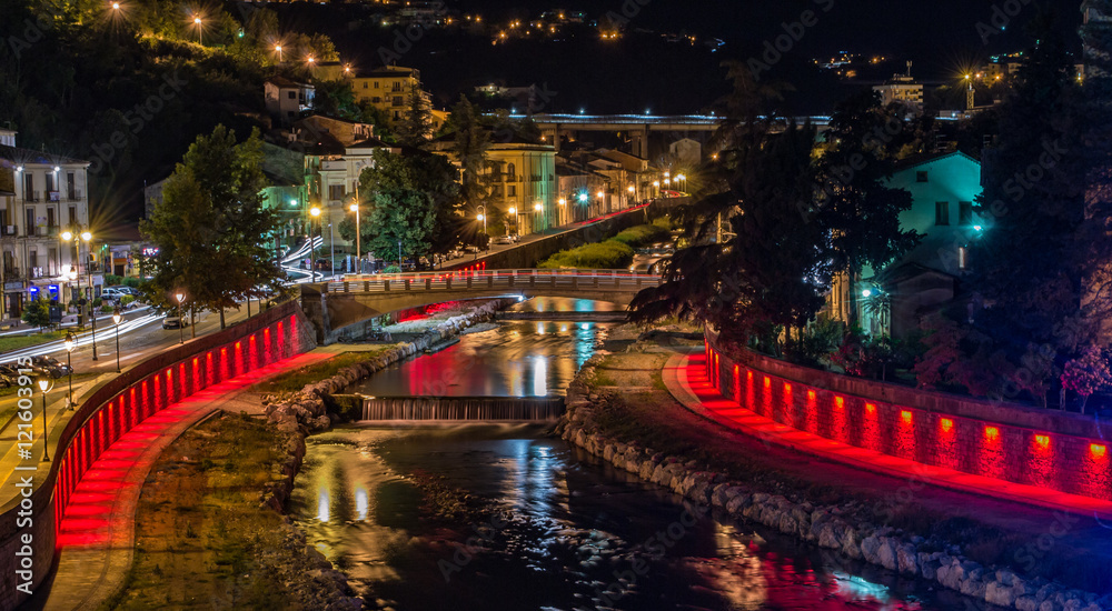 Obraz premium Cosenza di notte