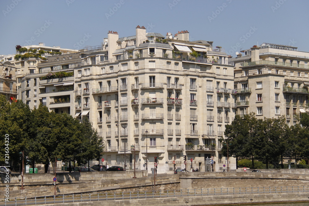 Immeuble en bord de Seine à Paris