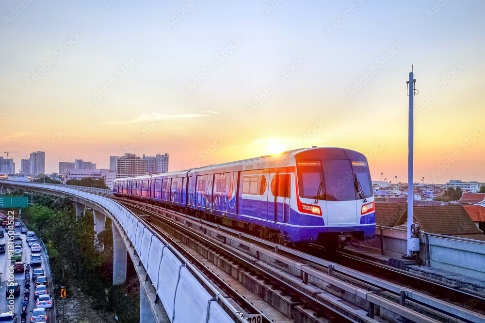Fototapeta premium System masowego tranzytu pociągów BTS Sky w Bangkoku, aby ułatwić i przyspieszyć podróż. Z korkami wieczorem po pracy, Bangkok, Tajlandia