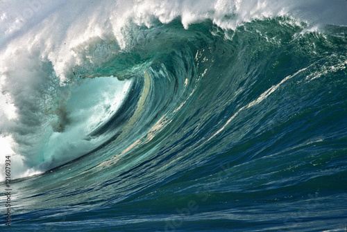 Fototapeta Naklejka Na Ścianę i Meble -  Empty Wave - Waimea Bay Shorebreak, Oahu, Hawaii