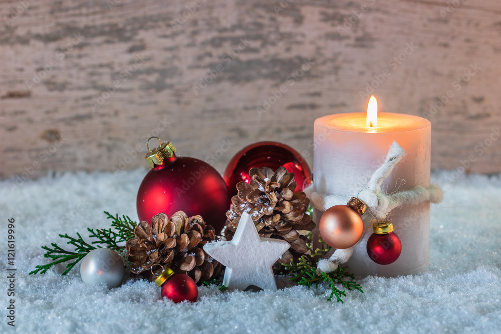 Weihnachtskarte Kerze Weihnachtskugeln Arrangement im Schnee StockFoto