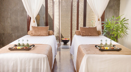 Foto auf Acrylglas Massagesalon Interior of massage room in spa salon  © triocean