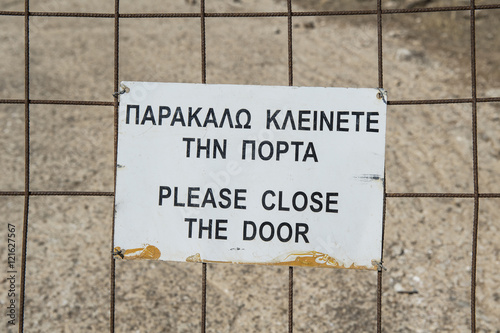 Anweisung "Bitte Türe schliessen" auf griechisch, Kreta, Griechenland