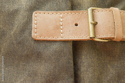 грубая льняная коричневая ткань. грубая хлопковая ткань сумка. натуральный кожаный ремень. 