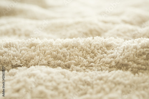 хлопковое махровое полотенце текстура. бежевая махровая ткань складки размытый фон