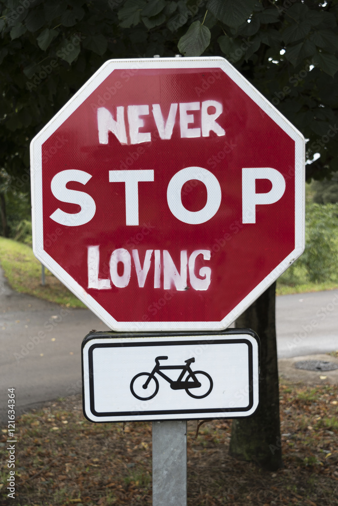 NEVER STOP LOVING , SEÑAL DE STOP PERSONALIZADA CON UN GRAFITTI NEVER STOP LOVING , SEÑAL DE STOP PERSONALIZADA CON UN GRAFITTI