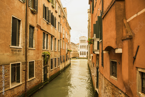канал в венеции. узкая улица старые дома канал. 