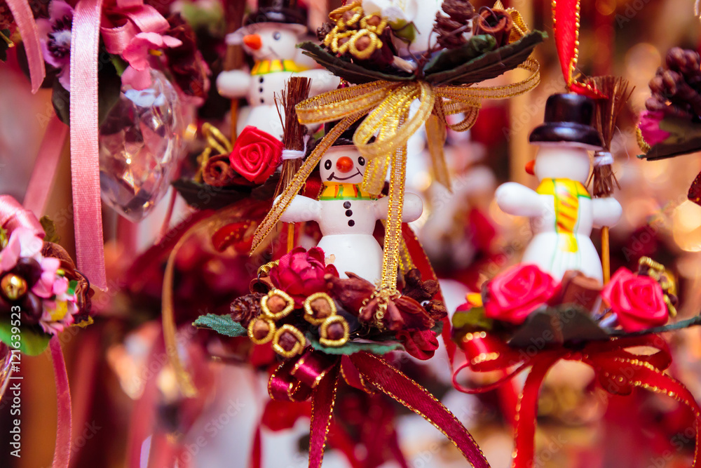 Naklejka premium little snowmans as gifts and decorations for christmas