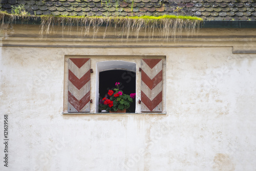 Fenster in der Fassade des herzoglichen Kornspeicher in der Burg in der Altstadt von Wasserburg am Inn photo