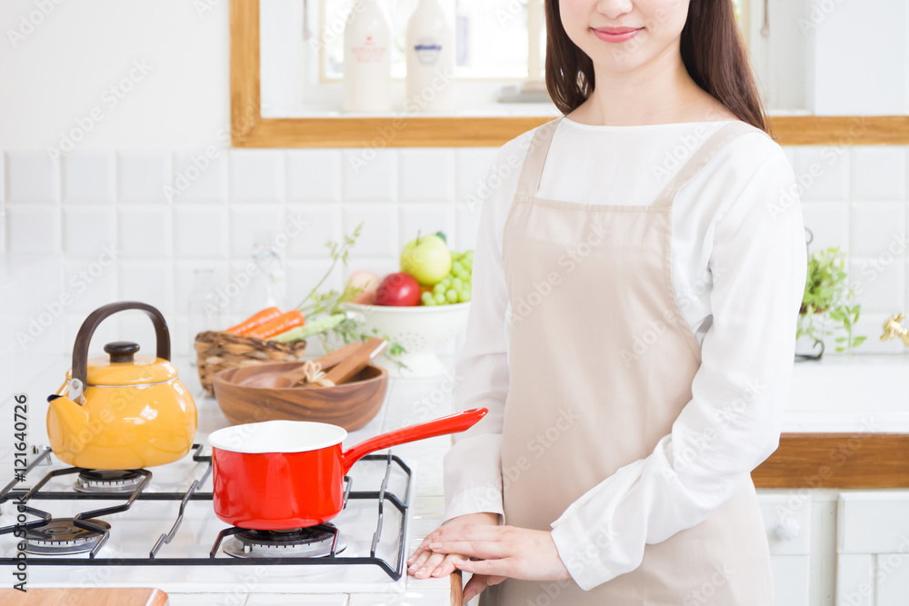 女性　主婦　キッチン　