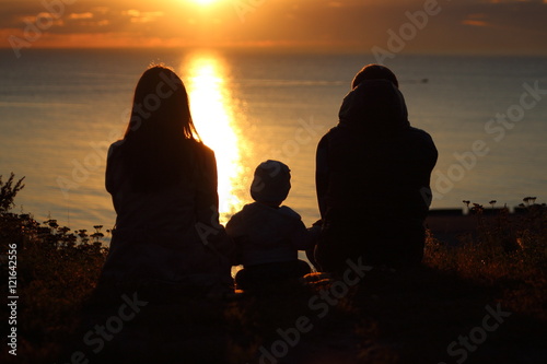 семья на закате у моря
