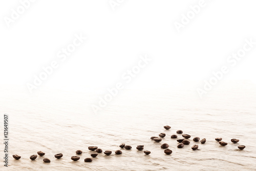 Kaffeebohnen im Morgenlicht auf wei  er Granitplatte  Hintergrund