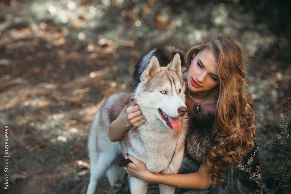 Obraz premium Girl playing with her husky dog in the park, autumn. Fashion blonde stylish woman. Outdoors. Beauty nature. Farytale.